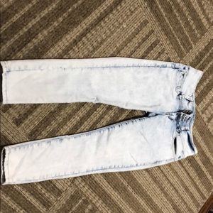 Skinny Capri Jeans. Light denim.